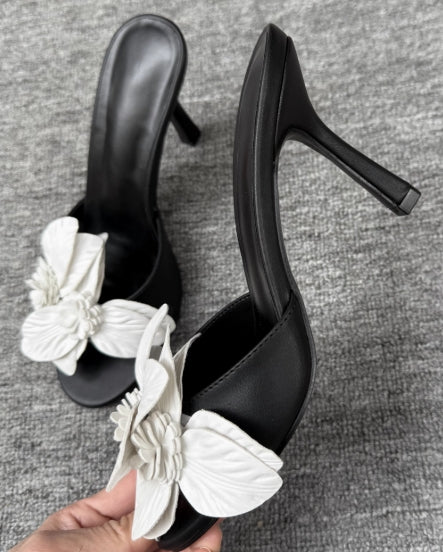 Schwarze Absatz Sandaletten mit weißer Blüte