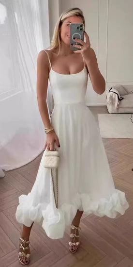 weißes Trägerkleid mit Volantsaum