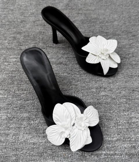 Schwarze Absatz Sandaletten mit weißer Blüte