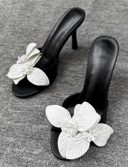 Schwarze Absatz Sandaletten mit weißer Blüte