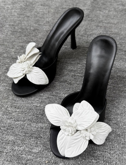 Schwarze Absatz Sandaletten mit weißer Blüte
